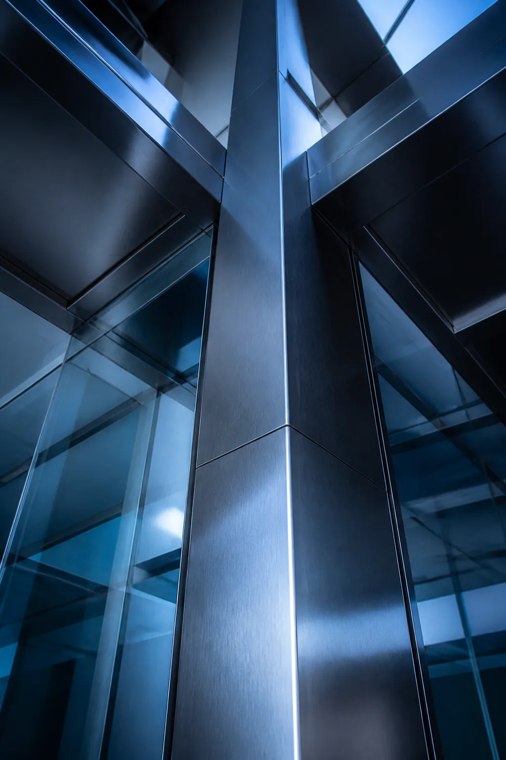 Jonction monumentale de métal et de verre aux reflets bleus